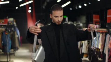 Benzersiz bir stil sahibi birey, modaya uygun kıyafetlerin yanında çeşitli aksesuarlar da sergiliyor.