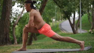 Yeşilliğin canlı güzelliği ile çevrili, dinamik bir yoga pozisyonuna giriyoruz.