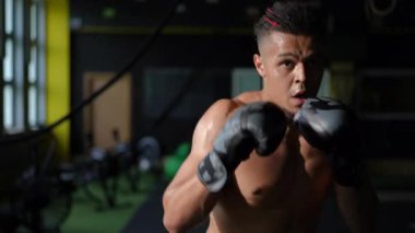 Çok kararlı bir boksör dinamik ve enerjik bir spor salonunda idman yapıyor.