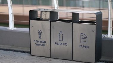 Kamusal alanda kağıt, plastik ve genel atık ayıklamak için özel olarak tasarlanmış modern geri dönüşüm kutuları