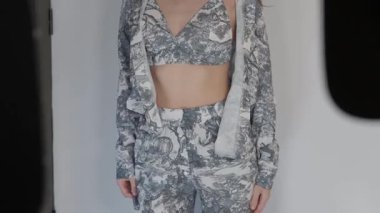 Modern moda trendleri için mükemmel, şık ve şık bir monokrom kıyafet, modayı takip edenlerle uyumlu.