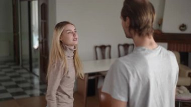 Minimalist bir alanda iki birey arasındaki gergin diyalog, o anda onların ham duygularını yakalar.