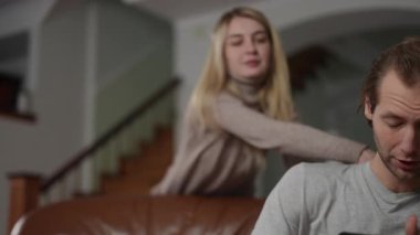 Yoğun ve gergin bir duygusal değişim, ilişkilerdeki ve iletişim engellerindeki mücadeleleri güçlü bir şekilde vurguluyor.