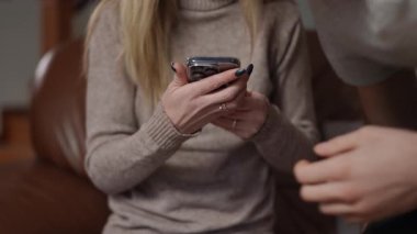 Tacizci bir koca, karısının telefonunu kanepede otururken elinden alır. Bir eliyle telefonu tutuyor, gergin bir ifade sergiliyor. Sahne kapalı alanda geçiyor, gerilimi yansıtıyor ve...