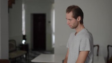 Huzurlu bir ortamda, çift arasında gergin bir değişim gerçekleşir, karmaşık duyguları canlı bir şekilde yakalanır.