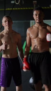 İki sporcu, yoğun boks eğitiminden sonra yeteneklerini sergiliyor. Kuvvet ve arkadaşlığın vücut bulmuş hali.