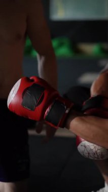 Boks eğitiminin dinamik anları, sporcuların tekniğini, becerisini ve sarsılmaz odaklarını canlı bir şekilde gözler önüne seriyor.