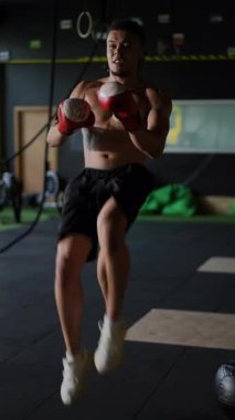 Atletin dambıllarla egzersiz yapması, güç ve çeviklik göstergesi..