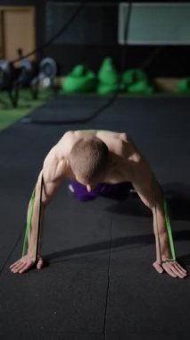 Üst gövde dayanıklılığını ve genel uygunluk kapasitesini arttırmak için gelişmiş şınav tekniklerini inceleyin