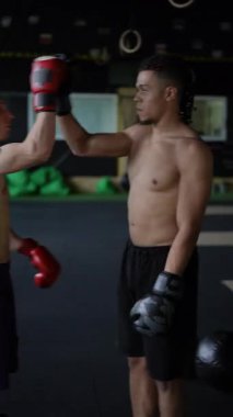 Gücünü ve becerilerini geliştiren kendini adamış sporcuların katıldığı dinamik bir boks antrenmanı.