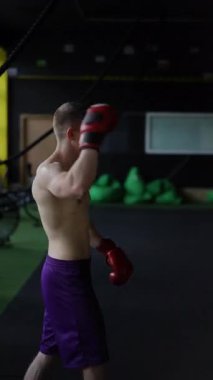 Sporcular yoğun boks eğitimine aktif olarak katılıyor, sarsılmaz kararlılıklarını ve takım çalışması becerilerini sergiliyorlar.