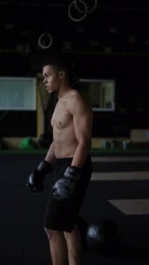 İki kendini adamış sporcu, yeteneklerini ve kararlılıklarını sergileyerek yoğun bir boks antrenmanına girişiyor.