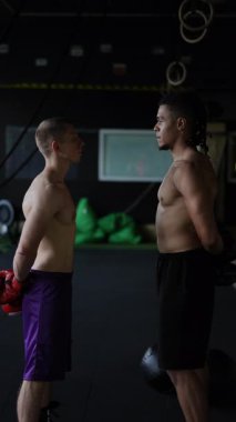 Odaklanmış iki boksör arasındaki gerginlik maçtan önceki kararlılıklarını gösteriyor.