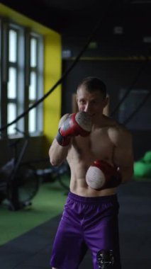 Yetenekli bir boksör. Odaklanma, gösteri tekniği ve canlı bir spor salonunda kendini adama konusunda sıkı çalışıyor..