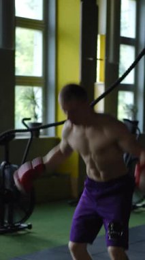 Enerji ve coşkuyla dolu enerjik bir spor salonunda yoğun ve dinamik bir boks antrenmanı gösteriyor.