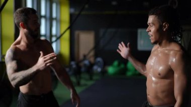 Kendini işine adamış iki sporcu motivasyon egzersizi sırasında birbirlerine ilham verirler. Güç ve dostluk gösterirler.