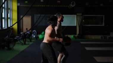 Kendini adamış iki sporcu, toplam güç ve tekniğini geliştirmek için zorlu bir antrenman oturumunda birlikte çalışırlar.