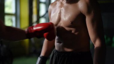 Kendini adamış bir boksör, etkileyici güçlü fiziğini ve kararlılığını sergiliyor.