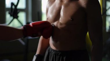 Kararlılık ve kararlılıkla kendini adamış bir boksör eğitiminin yoğun anlarını yakalamak.