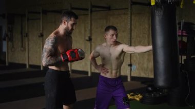Bu dinamik ve ilgi çekici bir boks antrenmanı. Kum torbasının yanında çok yetenekli katılımcılar var.