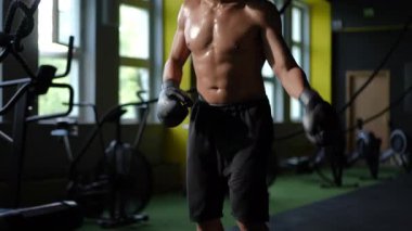 Kendini spora adamış bir boksör, zorlu bir antrenman sırasında güç ve kararlılık göstererek coşkuyla antrenman yapar.