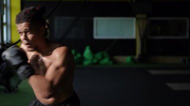 Dinamik bir boks antrenmanı odaklanmayı ve spor salonu ortamında inanılmaz bir gücü gösteriyor.