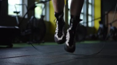 Spor salonundaki yoğun atlama eğitimi sırasında ortaya çıkan güçlü ve dinamik atletizm anlarını yakalıyorum.