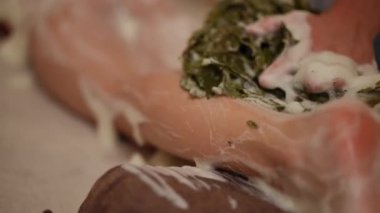 Doğal malzemelerle rahatlatıcı bir bitkisel spa deneyimi yaşayın. Rahatınız ve refahınız için köpüğü rahatlatın.