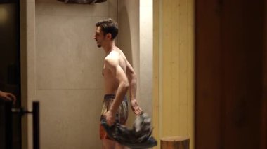Genç bir adam ferahlatıcı bir duş deneyiminin tadını çıkarıyor. Bu deneyim güzellik ve rahatlığın faydalarını gösteriyor.