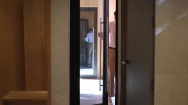 İki adam modern zarafet ve entelektüellik saçan şık ve çağdaş bir odada canlı bir sohbete girişiyor.