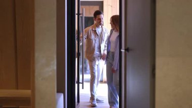 Şık ve çağdaş uzay tasarımında işbirliği gösteren samimi bir an.