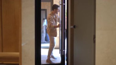 Şaşırmış bir çift modern bir iç mekâna neşe içinde girer ve şık bir atmosferde duygularını sergilerler.