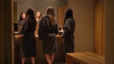 Kadınların keyifli bir spa gününün keyfini çıkardıkları sakin bir an, rahatlama ve dostluk gösterisi.