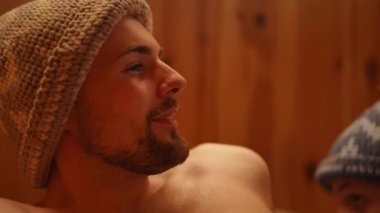 İki yakın arkadaş neşeyle kahkahalarını ve sıcaklığını sıcak bir sauna atmosferinde paylaşıyor. Rahatlık ve rahatlığı tamamen kucaklıyor.
