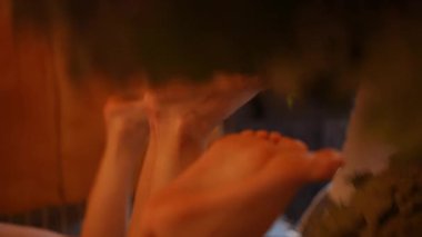 Huzurlu bir ayak spa deneyimi yaşayın. Rahatlatıcı elementler ve nazik, şımartıcı şeylerle çevrili.