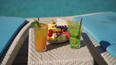 Gel ve taze meyvelerin yanında canlı kokteyllerin tadını çıkar. Bu arada sıcak güneşi içine çek.