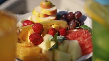 Taze meyvelerle dolu canlı bir meyve tabağı. Yaz piknikleri ve şenlikli toplantılar için ideal.