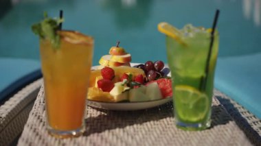 Canlı ve renkli kokteyller taze meyvelerle eşleştirilirse havuz kenarında harika bir yaz havası yaratır.