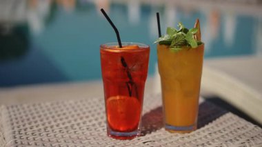 Neşeli ve güneşli bir günde iki canlı ve renkli kokteyl, yaz tatili için kesinlikle mükemmel.