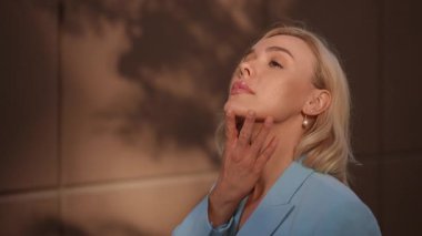 Zarif bir portre, sakin ve zarif bir tavır sergiliyor. Yumuşak ışıkla aydınlatılıyor.