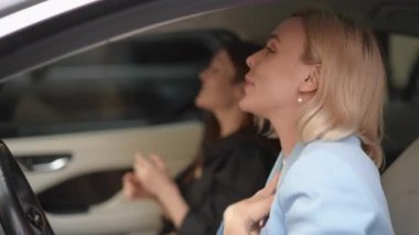 İki yakın arkadaş bir arabanın içinde anlamlı anlar paylaşırlar, duygularını gösterirler ve canlı sohbetler yaparlar.