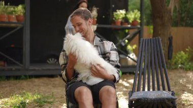 Etrafımızdaki güneşli ortamın tadını çıkarırken tüylü bir köpekle sıcacık ve samimi anlar geçiriyoruz.