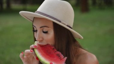 Güneşli bir günde nefis, sulu bir karpuz diliminin tadını çıkarmak o yaz atmosferleri için idealdir.