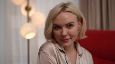 Softlit bir ortamda, kendine güven ve cazibe saçan bir kadını gösteren sofistike bir portre.