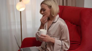 Bir fincan kahve, bir dizüstü bilgisayar ve rahat bir ortamda ılık bir ışıkla rahat bir anın tadını çıkarıyorum.