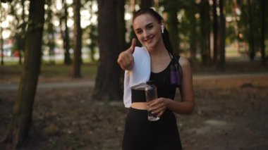 Ağır çekim. Genç bir kadın, rutini boyunca susuz ve enerjik kalarak ferahlatıcı bir egzersizden zevk alır.
