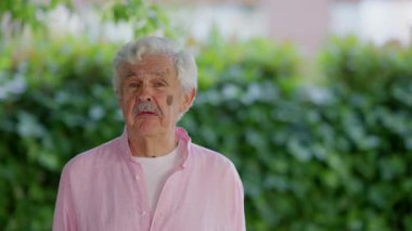 Madrid 'li yaşlı bir adam, eski bir matematik profesörü, düşünceli bir anda dışarıda duruyor. Pembe bir gömlek giyiyordu. Huzurlu bir parkta hayali dinleyicilere seslenirken yansıtıcıydı..