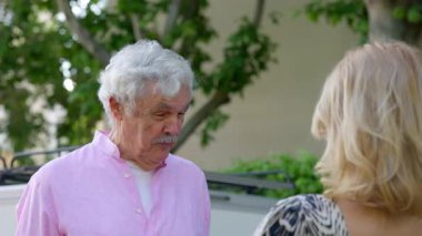 Huzurlu bir ortamda iki birey arasında, samimi ifadelerini yakalayan, iç içe geçen bir diyalog başlar.