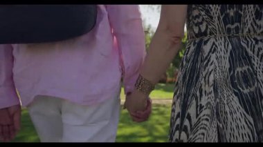 Parkta el ele tutuşan sevgili bir çiftin son derece romantik bir anı görüntülendi.