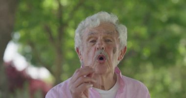 Huzurlu ve barışçıl bir ortamda yürekten düşüncelerini paylaşan yaşlı bir adam ilham verir.